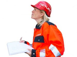 Bilde av en kvinne i oransje arbeidsjakke, og en Rød arbeidshjelm. Begge har logoen til Retura på seg. Hun ser sidelengs og har en blokk og en penn i hendene sine.