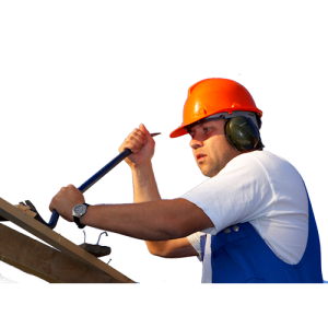 Bilde av en mann i blå snekkerbukse og oransje hjelm. Han har et brekkjern i hendene sine som han bruker for å jobbe med noe treverk. Han er fullt fokusert og har høreselsvern på.